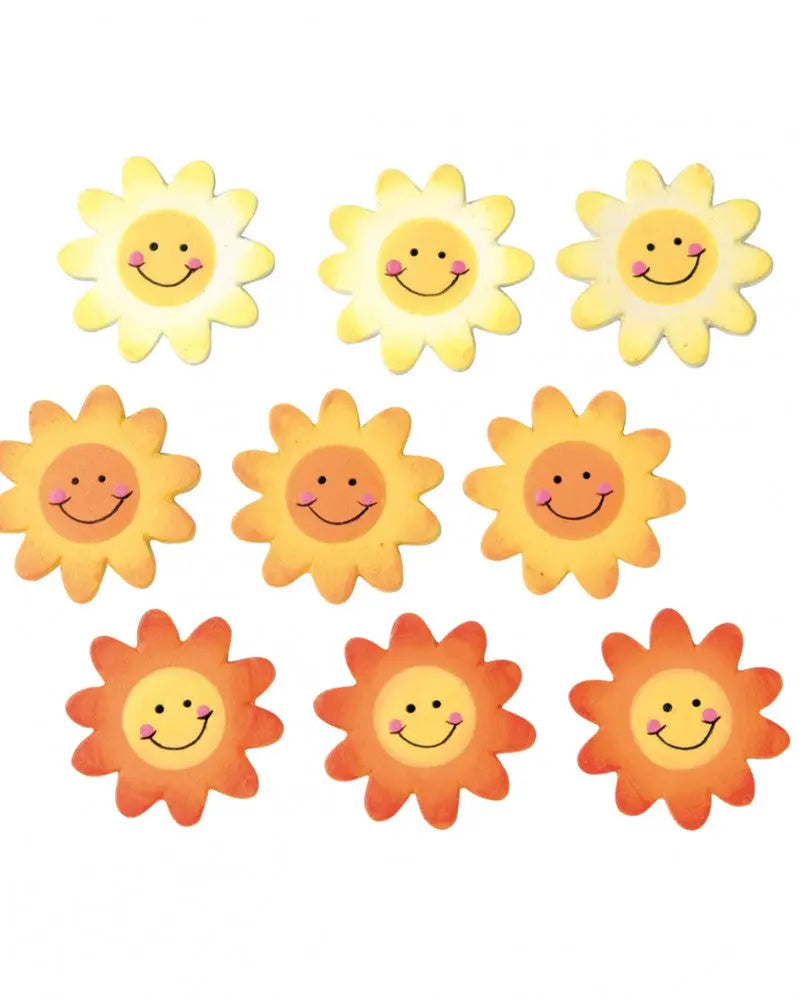 Neun fröhliche Sonnenblumen in Gelb und Orange, jede 2,6 cm, aus Sperrholz von Glorex. Angeordnet in drei Reihen auf Weiß, perfekt für Sonnen Streuteile oder Dekoration Holz Projekte. Enthält 9 Stück: Streuteile Sonnen 9Stk Sperrholz.