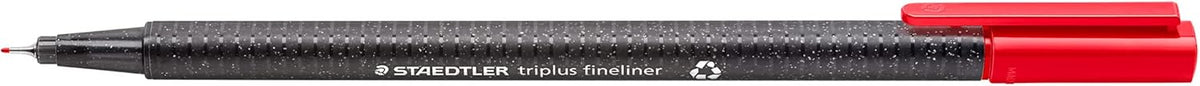 Kartonetui mit 10 triplus fineliner aus recyceltem Kunststoff in sortierten Farben