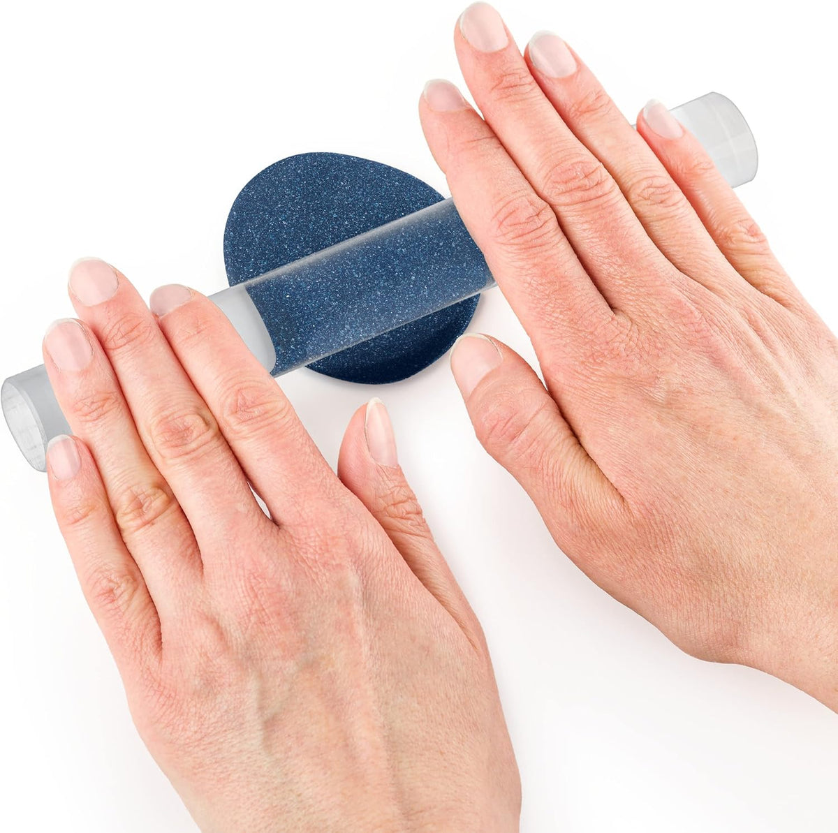 Dunkelblaue FIMO Clay wird mit Acryl-Nudel ausgerollt für gleichmäßigen Glitzer