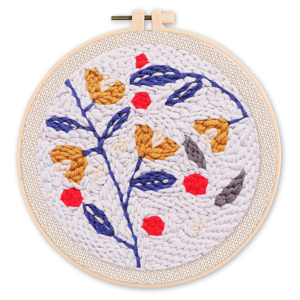 Punch Needle 20x20 Stechpalmen auf blauem Hintergrund