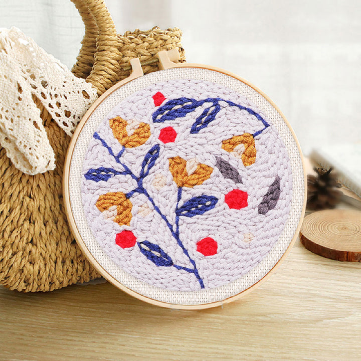 Punch Needle 20x20 Stechpalmen auf blauem Hintergrund