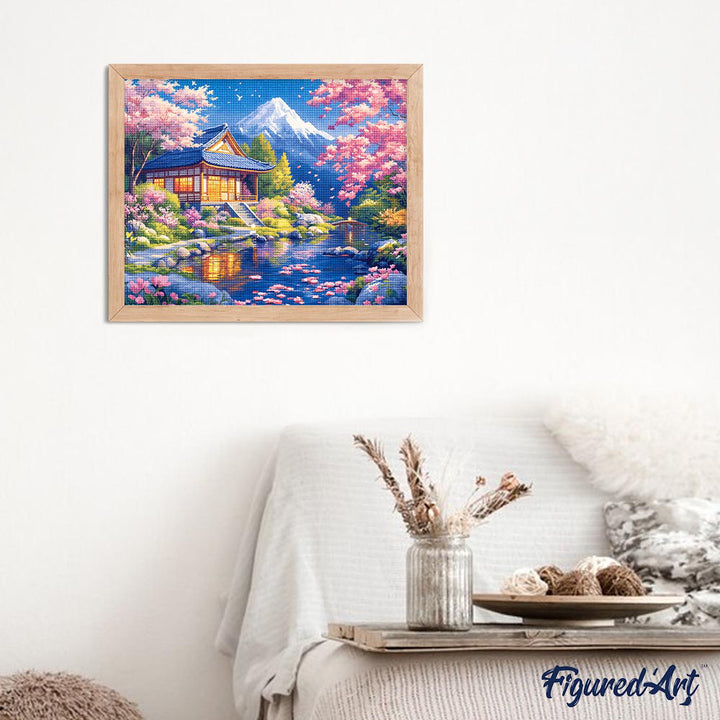 Diamond Painting 40x50 gerollte Leinwand Figured’Art Haus und Kirschblüten in der Nähe des Teiches - Kidis Art