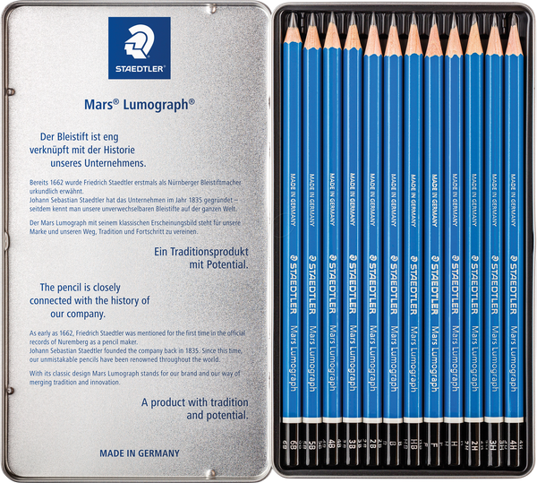 Die geöffnete Metalldose des STAEDTLER Mars® Lumograph® 100 12er Set enthält zwölf gespitzte Bleistifte, mit deutscher und englischer Produktinformation auf dem Deckel für professionelles grafisches Arbeiten.