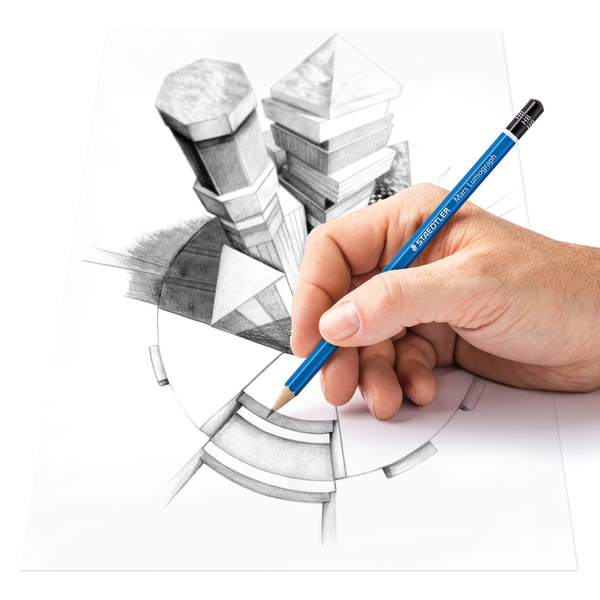 Eine Hand zeichnet mit einem STAEDTLER Mars® Lumograph® 100 Bleistift aus dem 12er Set eine detaillierte, dreidimensionale geometrische Struktur auf weißem Papier - perfekt für professionelle Schattierungen und Grafiken.