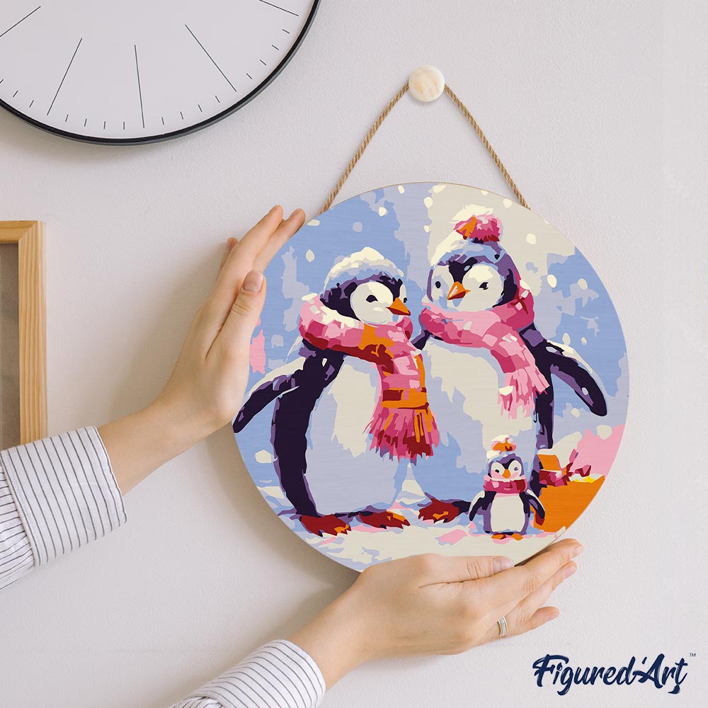 Malen nach Zahlen auf Holzscheibe – Pinguinfamilie im Schnee - Kidis Art
