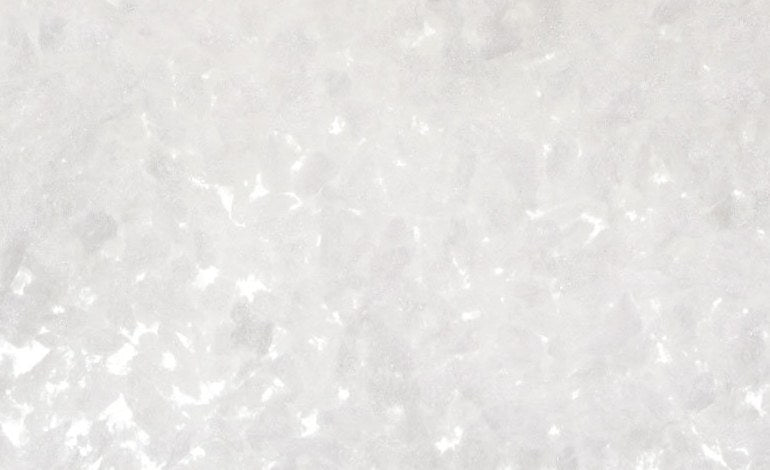 Gros plan de la texture fine et blanche de la neige bio avec des particules cristallines