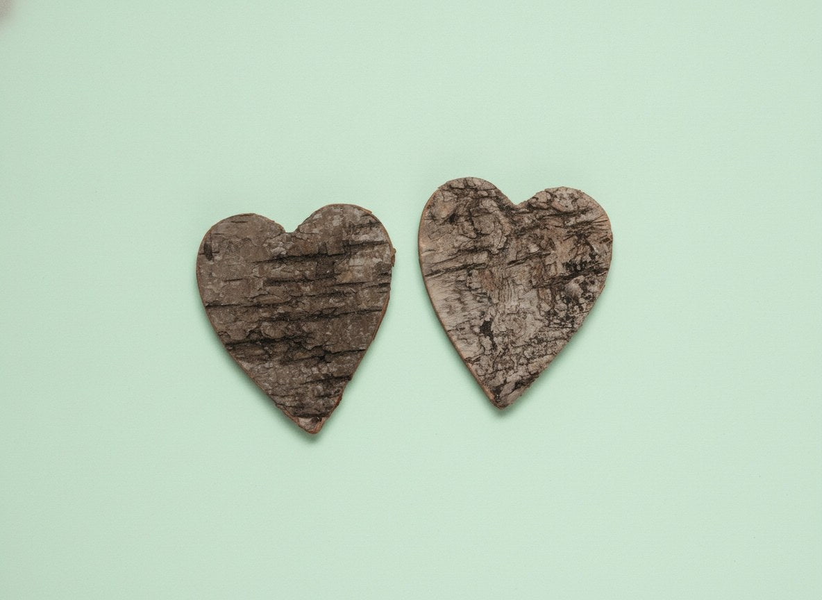 Naturbraune Birkenrindenherzen mit rauer Textur als Weihnachtsdeko