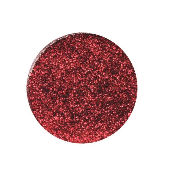 Primo piano di minuscole particelle di glitter brillante rosso intenso per effetti scintillanti precisi sui lavori manuali