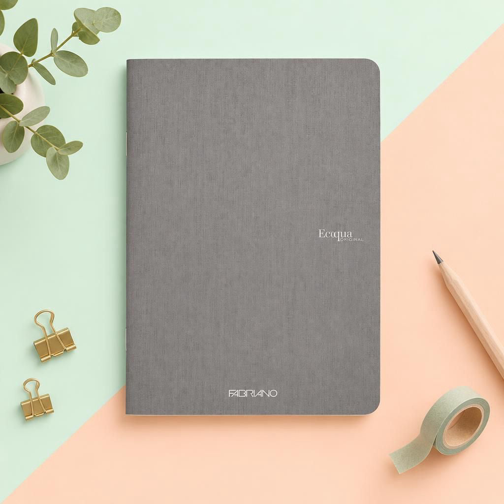 Generiert: [e19445ea-4758-458b-8fad-e4ad0dab877a] Hauptbild – Fabriano Ecoqua Notizheft - antracite - A5 - kariert - geheftet