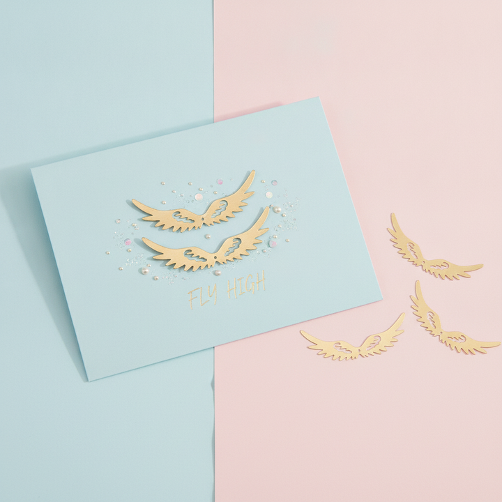 Goldene Metall-Engelflügel mit filigraner Federstruktur, 2er Set für Dekoration