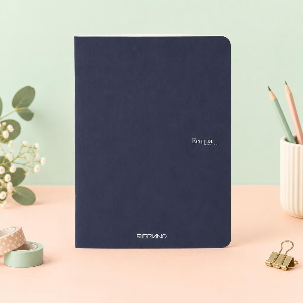 Generiert: [f7141e2c-a91d-43f2-9965-584c716fe493] Hauptbild – Fabriano Ecoqua Notizheft - dark blue - A5 - kariert - geheftet