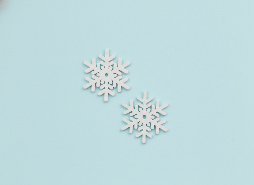 Tagli precisi fiocchi di neve in legno bianco per decorazioni