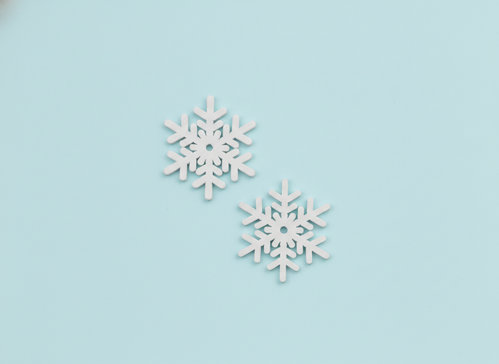 Tagli precisi fiocchi di neve in legno bianco per decorazioni