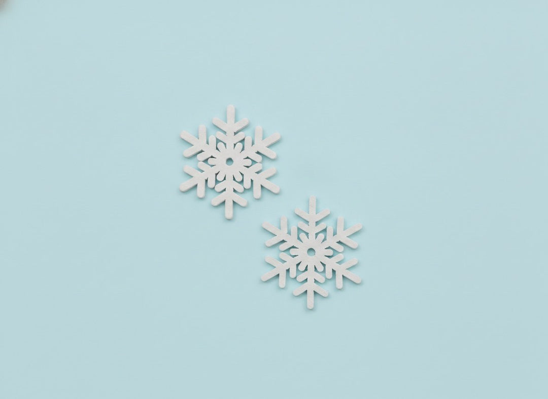 Fiocchi di neve in legno bianchi come materiale per artigianato invernale