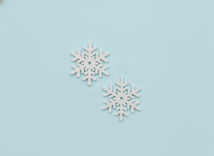 Fiocchi di neve in legno bianchi come materiale per artigianato invernale