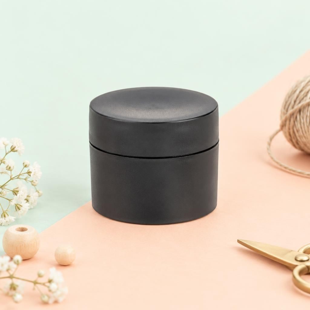 Generiert: [e618c38f-2058-495a-bddf-e2e06108e387:1] Hauptbild – Creme-Dose 15ml schwarz
