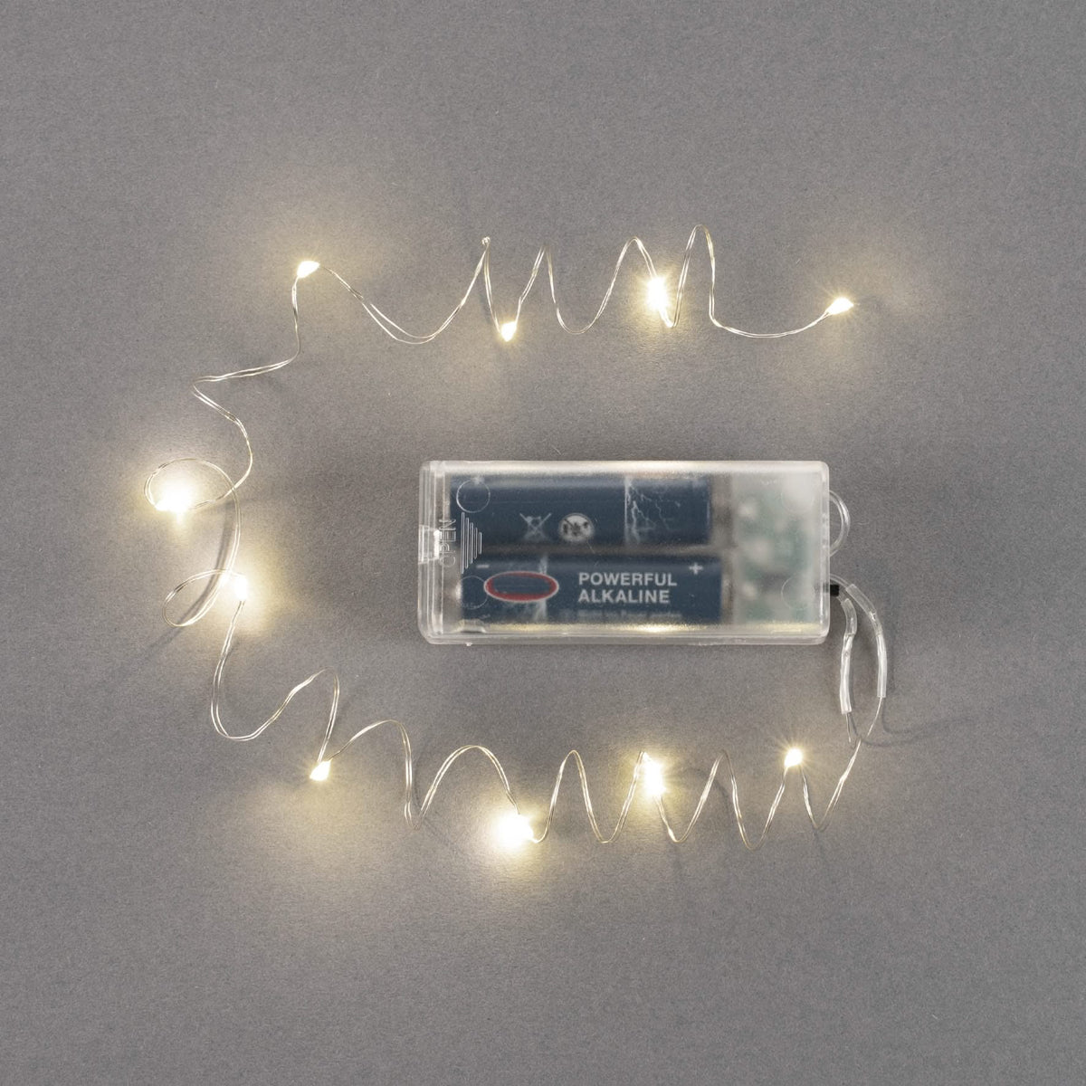 Batteriebetriebene LED Lichterkette mit Akkufach für 2 AA Batterien auf Zickzack-Lage