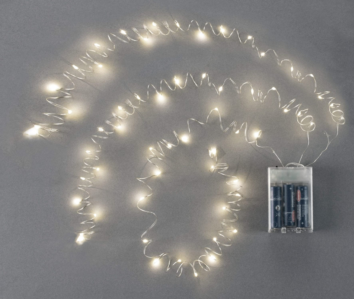Entfaltete LED Lichterkette mit warmweißem Licht auf silbernem Kupferdraht