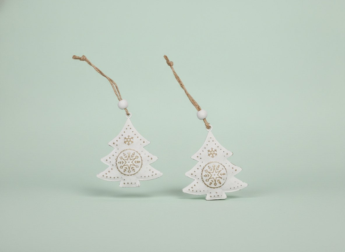 Zwei weiße Metall Weihnachtsdeko Bäume mit goldenen Ornamenten auf mintgrünem Untergrund