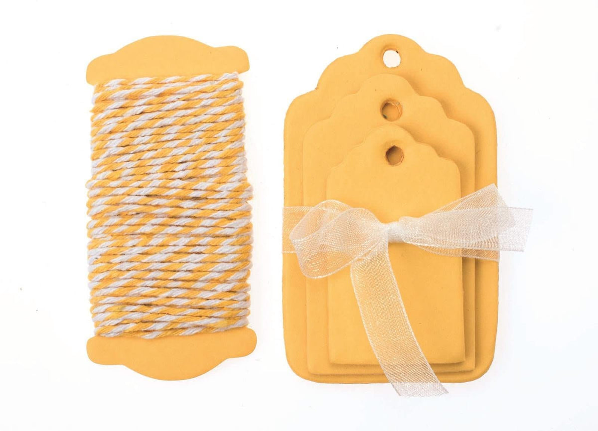 Gelbe Papier-Etiketten mit geschwungenem Rand und Loch, gebündelt mit Organza-Band für DIY-Geschenke