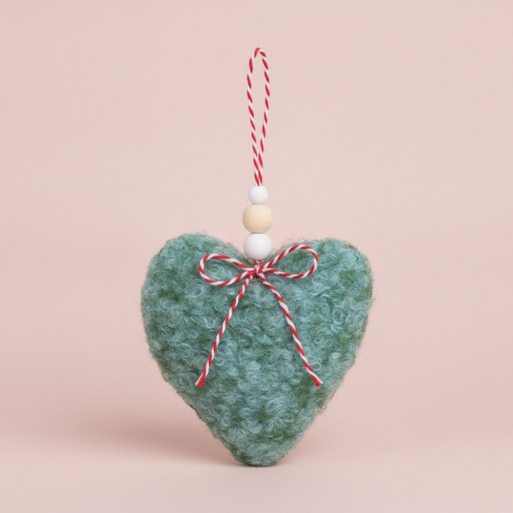 Mintgrünes Plüschherz-Ornament mit krausem Gewebe und drei Holzperlen am Hänger