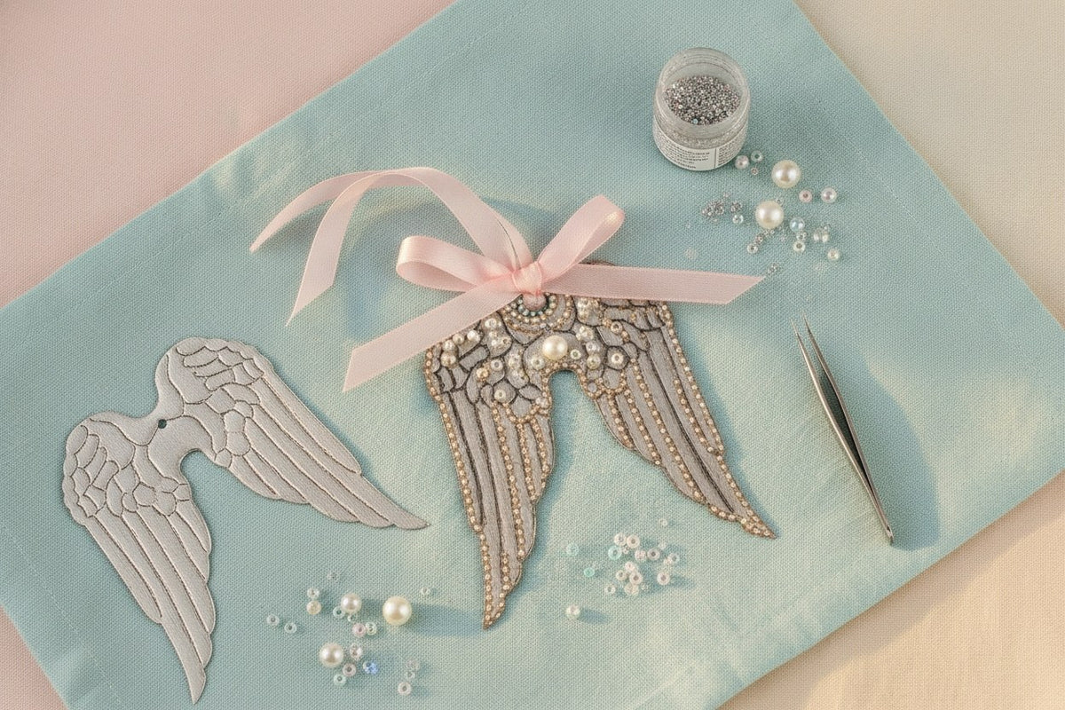 Silberne Stoff-Engelflügel mit pinker Schleife als DIY-Geschenkschmuck