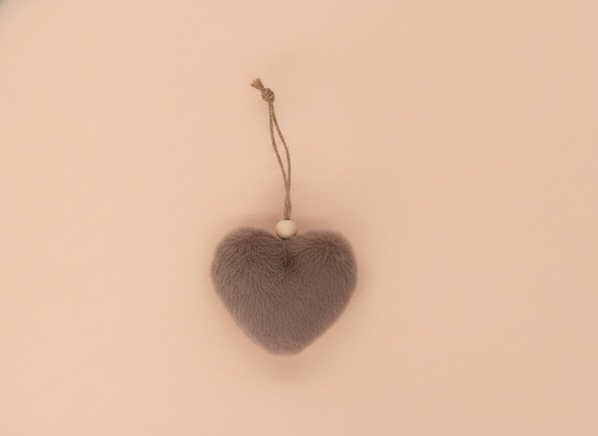 Grande cuore in tessuto marrone peloso con pendente e perla di legno, decorazione natalizia