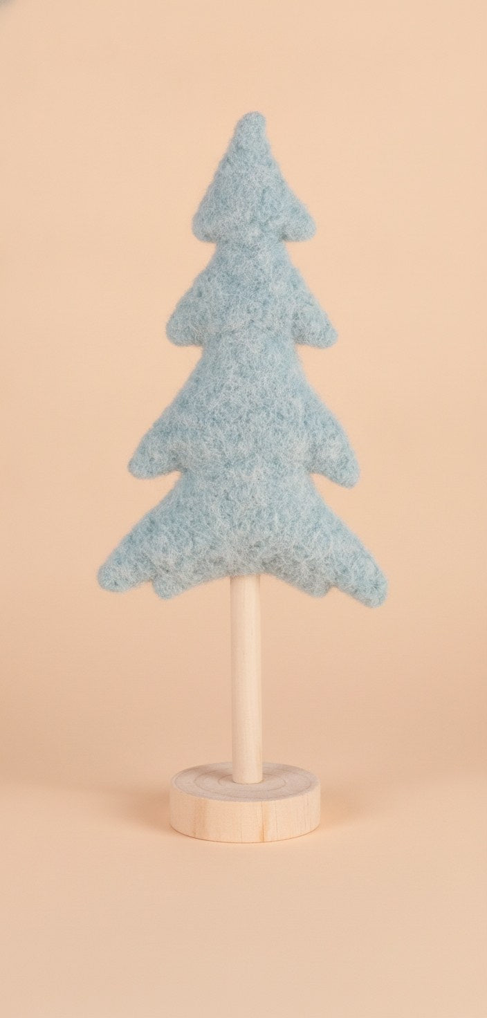 Mintblauer Plüsch-Tannenbaum auf Holzsockel mit weicher Textur