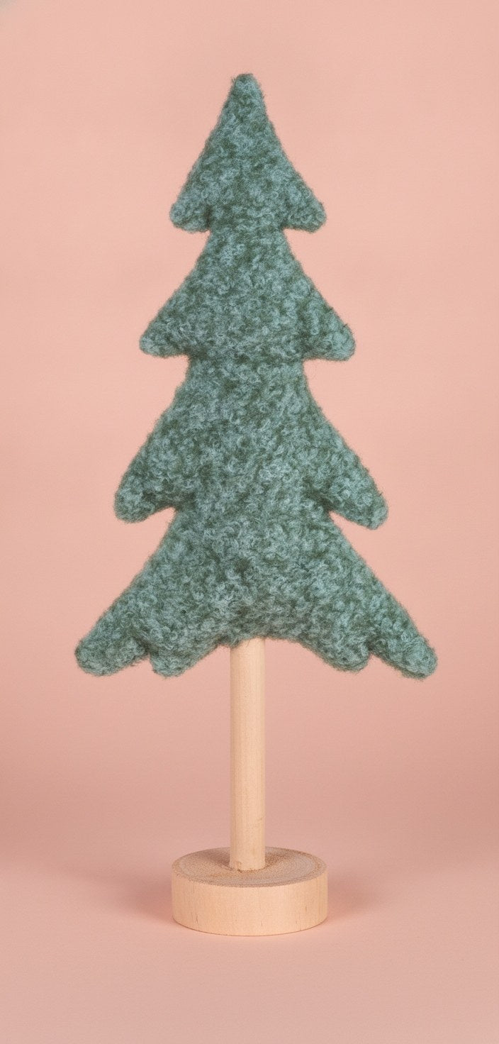 Mintgrüner Filz-Tannenbaum mit Holzsockel, weiche Materialbeschaffenheit und kompakte Silhouette