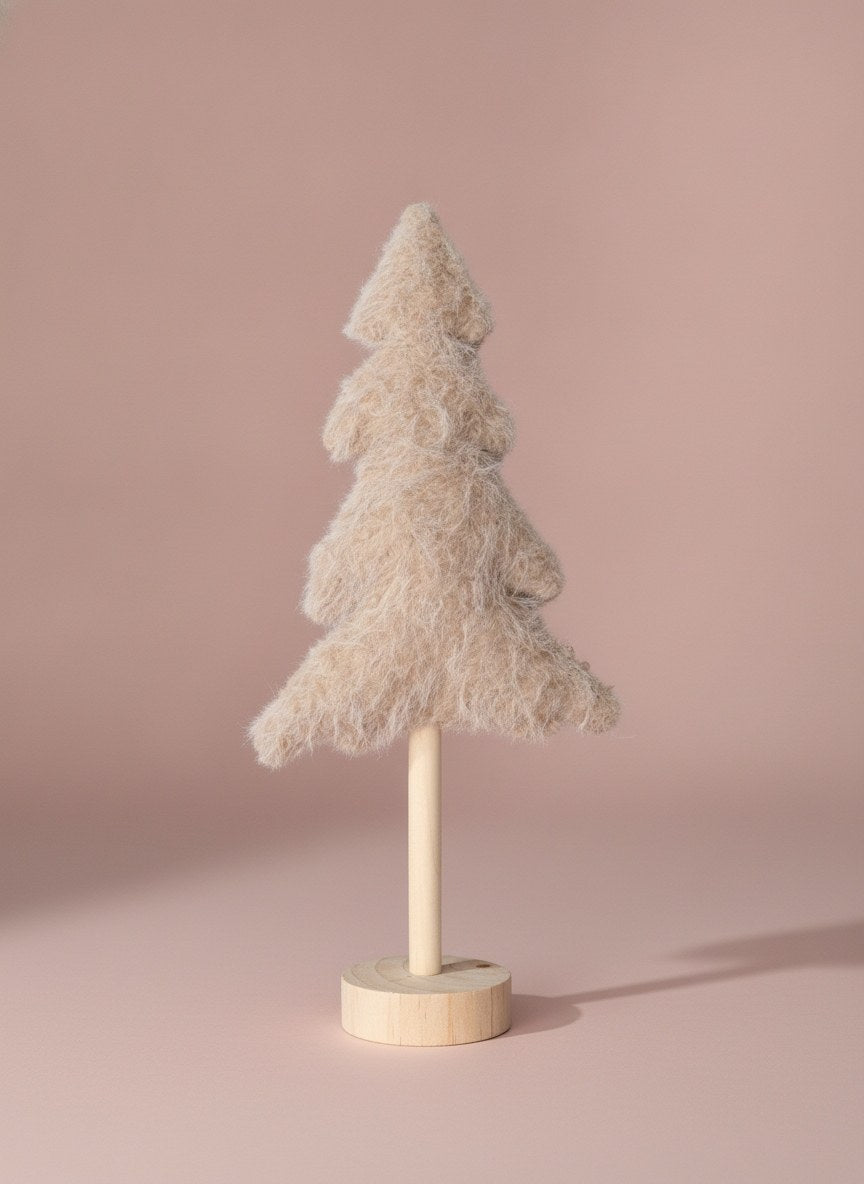 Flauschiger beige-grauer Weihnachts-Tannenbaum aus Plüsch auf zylindrischem Holzständer