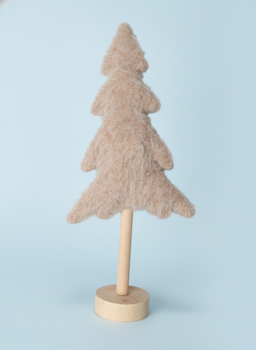 Naturfarbener Plüsch-Weihnachtsbaum auf Holzsockel mit flauschiger Textur