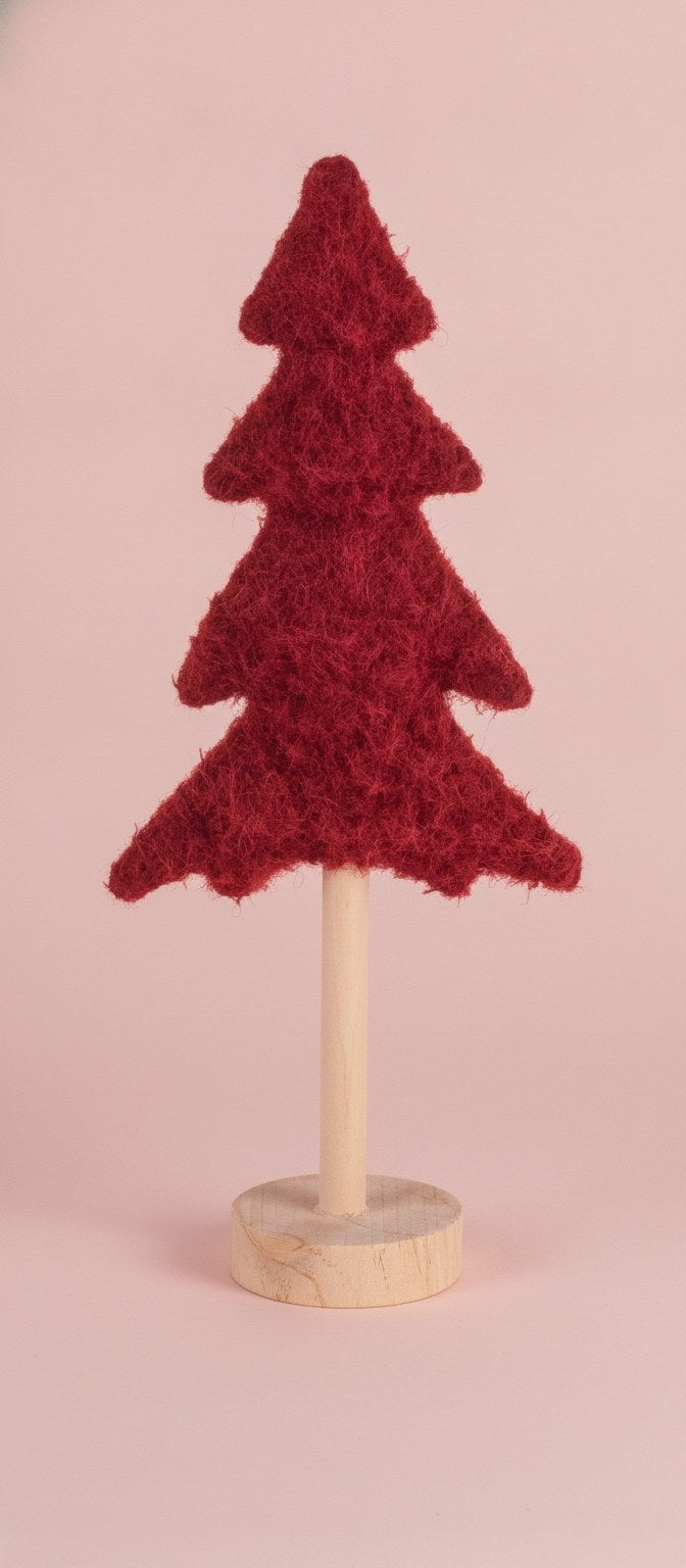 Flauschiger roter Plüsch-Tannenbaum auf rundem Holzsockel
