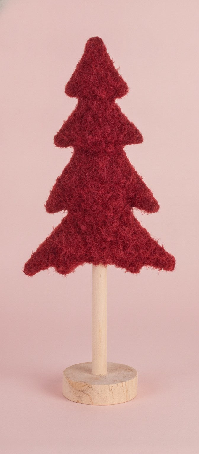 Minimalistische rote Plüsch-Tannenbaum-Deko mit Holzunterlage