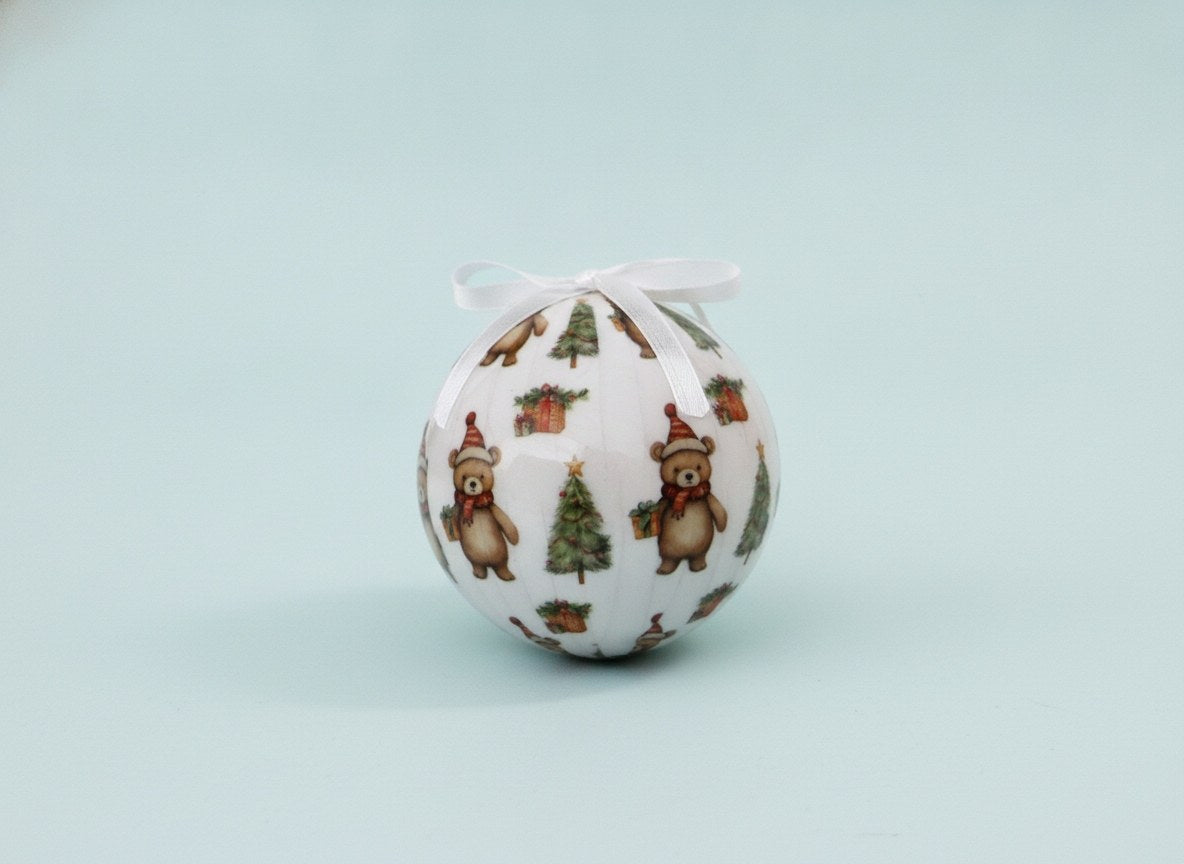 Weihnachtskugel 7,5 cm mit Bär-und-Baum-Motiv und weißer Satinschleife