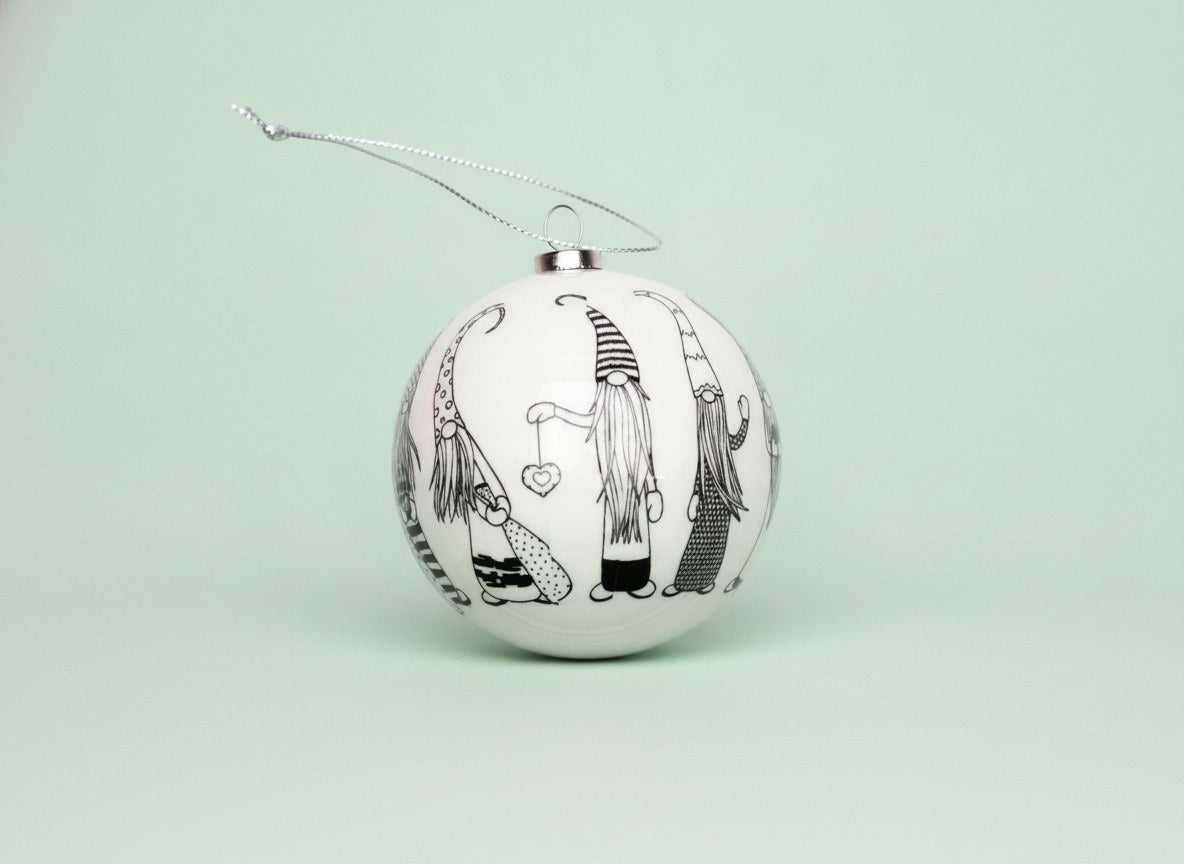 Matte weiße Weihnachtskugel mit dezentem Wichtel-Motiv im Detail