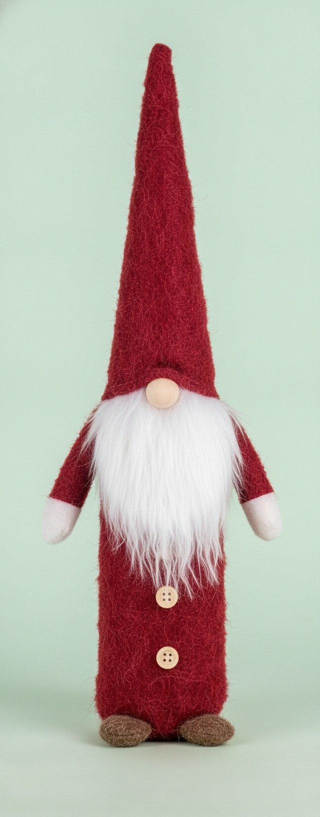 Frontaler Blick auf hohen roten Gnome mit Holznase und grünen Hintergrund